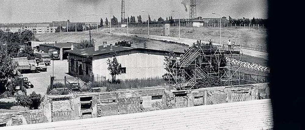 Dieses Foto zeigt den letzten Ausläufer West-Berlins mit einer Aussichtsplattform, aufgenommen aus einem Grenzhaus an der Schwedter Straße Ecke Kremmener Straße. Heute befindet sich hier der Mauerpark.