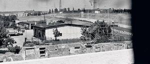 Dieses Foto zeigt den letzten Ausläufer West-Berlins mit einer Aussichtsplattform, aufgenommen aus einem Grenzhaus an der Schwedter Straße Ecke Kremmener Straße. Heute befindet sich hier der Mauerpark.