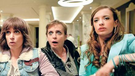 Drei Generationen: Katharina Thalbach (Mitte) mit Tochter Anna (links) und Enkelin Nellie. Zusammen sind sie „die Rosinskis“. 