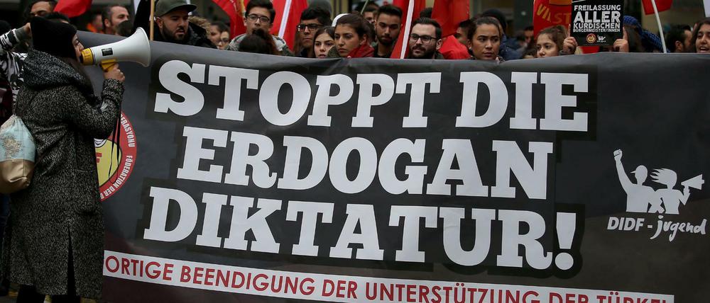 Kurden demonstrieren am Wochenende in Köln gegen die Festnahme führender Oppositions-Politiker in der Türkei. Auf einem Transparent heißt es "Stoppt die Erdogan Diktatur!".