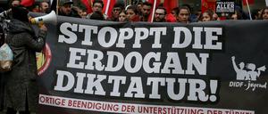 Kurden demonstrieren am Wochenende in Köln gegen die Festnahme führender Oppositions-Politiker in der Türkei. Auf einem Transparent heißt es "Stoppt die Erdogan Diktatur!".