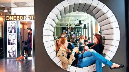 Stylisch. Nicht nur die Lobby des Hostels „ONE80“ am Alexanderplatz passt gut in die Kategorie Poshtel. Es definiert sich als trendige Jugendherberge. 