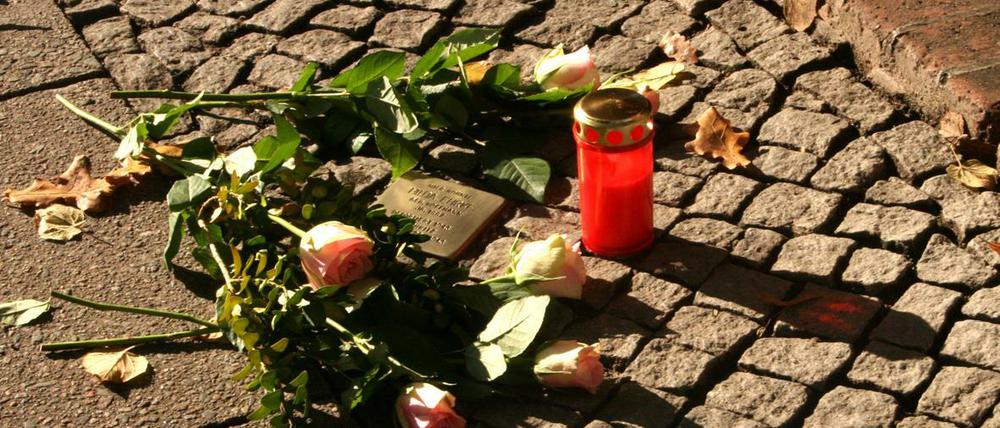 Ein „Stolperstein“: Etwa 120 davon gibt es allein Steglitz-Zehlendorf; sie sollen Passanten daran erinnern, wo einst Menschen lebten, die von den Nationalsozialisten ermordet wurden