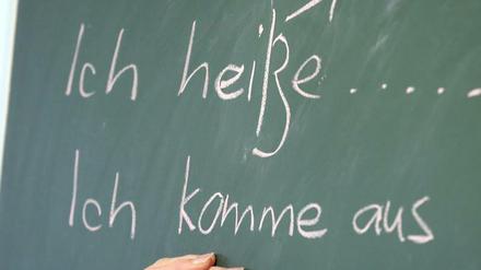 Ich heiße, ich komme aus - soweit ist alles klar. Aber was mache ich in Deutschland, solange ich nicht arbeite? Eine Frage, die viele Flüchtlinge beschäftigt.