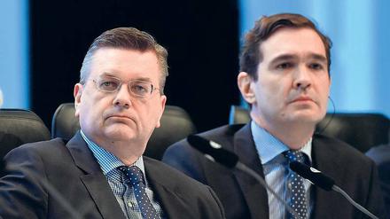Autosuggestiv. DFB-Präsident Reinhard Grindel (links, mit Generalsekretär Friedrich Curtius) war in seiner Erfurter Rede lange im Rechtfertigungsmodus unterwegs. Foto: dpa/Schutt