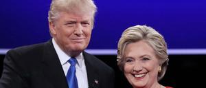 Donald Trump und Hillary Clinton geben sich im September die Hand. 