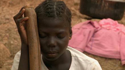 Verloren. Die im Bürgerkrieg verwundete Arlette ist Protagonistin von „Cahier Africain“. Die Doku von Heidi Specogna erhielt die erstmals vergebene Silberne Taube für Demokratie und Menschrechte.