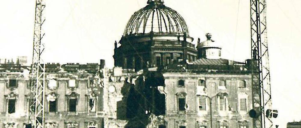 Das Berliner Stadtschloss, 1947, vom Lustgarten aus gesehen.