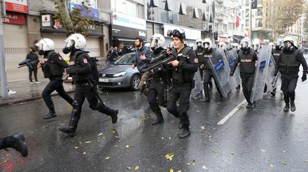 Türkische Polizisten während einer Demonstration von Kurden in Istanbul am Wochenende. 