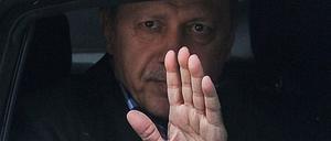 Der Präsident der Türkei grüßt. 