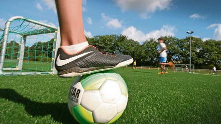 Auf einem Fußballplatz im westfälischen Jülich hat es eine Massenschlägerei gegeben. 