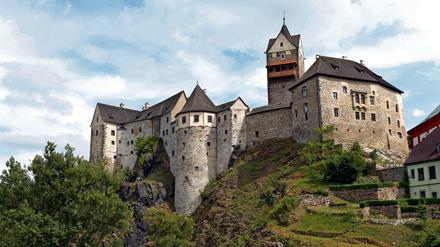Die Burg ist das offizielle Wahrzeichen von Loket. Das 3000-Seelen-Städtchen bietet Besuchern gutes Essen und gutes Bier.