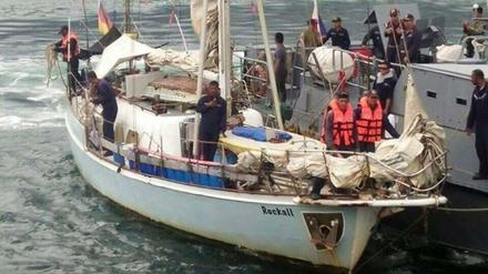 Das Militär auf den Philippinen mit der verlassenen Yacht "Rockall". Der deutsche Besitzer wurde von Terroristen entführt. 