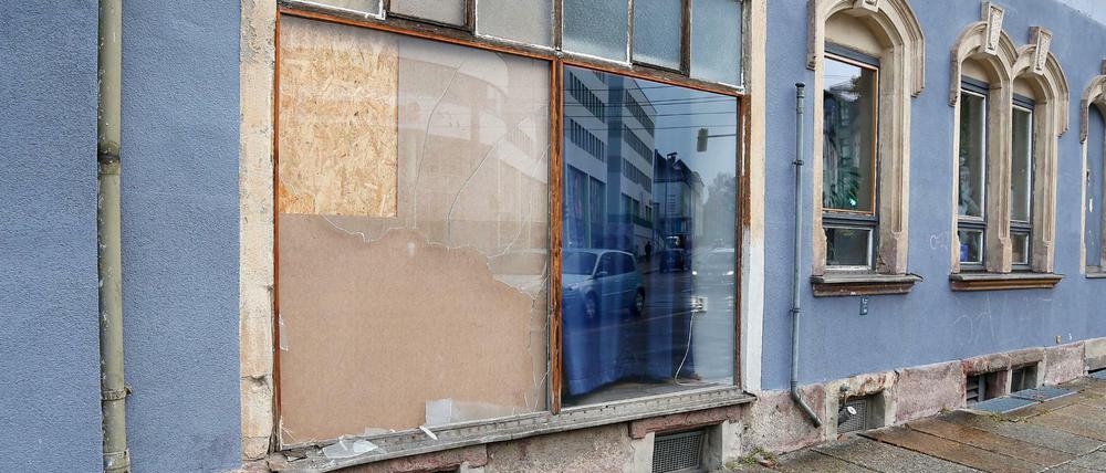 Eine zerstörte Scheibe am Kulturzentrum "Lokomov" in Chemnitz. Auf das Kulturzentrum ist ein Anschlag mit Sprengstoff verübt worden.