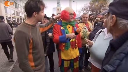 Der AfD-Stadtratskandidat Nicolas Seifert zieht dem ZDF-Reporter die Perücke vom Kopf. Es kommt zu Handgreiflichkeiten.