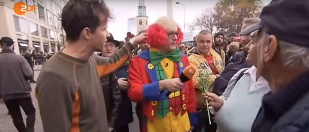 Der AfD-Stadtratskandidat Nicolas Seifert zieht dem ZDF-Reporter die Perücke vom Kopf. Es kommt zu Handgreiflichkeiten.