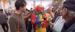 Der AfD-Stadtratskandidat Nicolas Seifert zieht dem ZDF-Reporter die Perücke vom Kopf. Es kommt zu Handgreiflichkeiten.