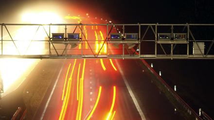 Die Lkw-Maut wird - anders als die Pkw-Maut - streckenabhängig erfasst. Zur Kontrolle gibt es solche Mautbrücken.