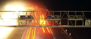 Die Lkw-Maut wird - anders als die Pkw-Maut - streckenabhängig erfasst. Zur Kontrolle gibt es solche Mautbrücken.