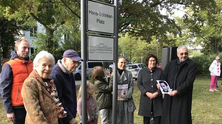 Bei der Platzeinweihung: Gisela und Erich Engel stehen ganz links. Ganz rechts hält BVV-Vorsteher René Rögner-Francke (CDU) ein Bild des Schauspielers. Links neben ihm stehen Stadträtin Maren Schellenberg (Grüne) und Anneke Kim Sarnau.