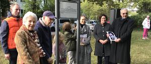 Bei der Platzeinweihung: Gisela und Erich Engel stehen ganz links. Ganz rechts hält BVV-Vorsteher René Rögner-Francke (CDU) ein Bild des Schauspielers. Links neben ihm stehen Stadträtin Maren Schellenberg (Grüne) und Anneke Kim Sarnau.