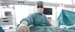 Vor der Operation. Hamburg und Bayern wollen einen Fonds für die Opfer von Behandlungsfehlern.