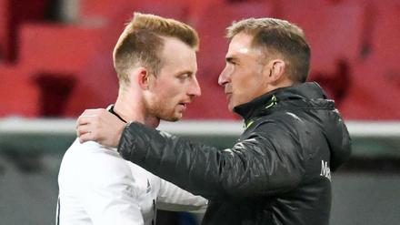 Stefan Kuntz (hier mit dem Wolfsburger Maximilian Arnold) ist seit August Trainer der deutschen U 21. Der frühere Stürmer war als Spieler, wie sein Vorgänger Horst Hrubesch, Europameister. Bis April war er als Vorstandschef beim Zweitligisten 1. FC Kaiserslautern im Amt.