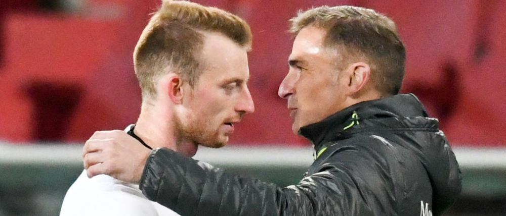 Stefan Kuntz (hier mit dem Wolfsburger Maximilian Arnold) ist seit August Trainer der deutschen U 21. Der frühere Stürmer war als Spieler, wie sein Vorgänger Horst Hrubesch, Europameister. Bis April war er als Vorstandschef beim Zweitligisten 1. FC Kaiserslautern im Amt. 