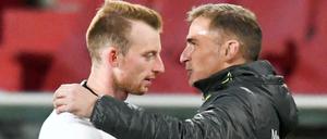 Stefan Kuntz (hier mit dem Wolfsburger Maximilian Arnold) ist seit August Trainer der deutschen U 21. Der frühere Stürmer war als Spieler, wie sein Vorgänger Horst Hrubesch, Europameister. Bis April war er als Vorstandschef beim Zweitligisten 1. FC Kaiserslautern im Amt. 