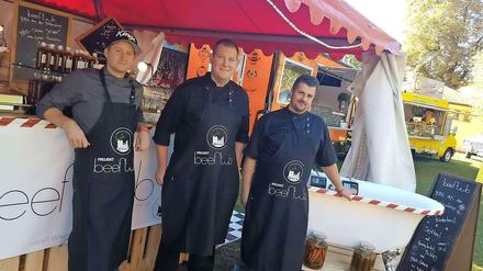 Die Drei von der Badestelle: Sven Hennig, Tim Wappler und Steve Dumke (v.l.) an ihrem Streetfood-Stand. 