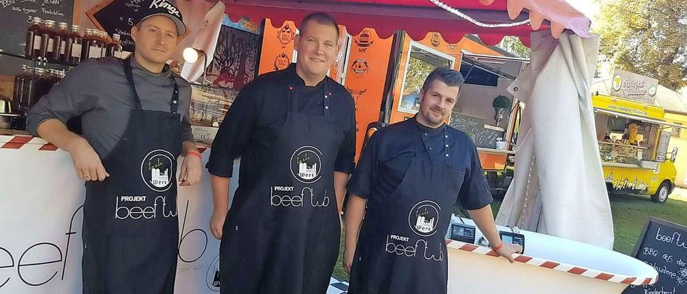 Die Drei von der Badestelle: Sven Hennig, Tim Wappler und Steve Dumke (v.l.) an ihrem Streetfood-Stand. 