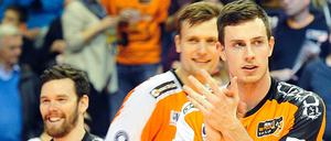 Graham Vigrass, Robert Kromm und Steven Marshall (von rechts) feiern den nächsten Sieg.