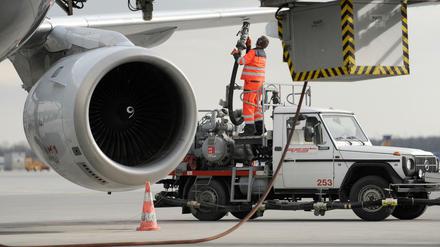 6,9 Milliarden Euro entgehen dem Finanzminister jedes Jahr durch die Steuerbefreiung für Kerosin im internationalen Flugverkehr. Aber Subvention sei das keine, argumentiert das Finanzministerium.