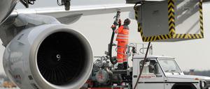 6,9 Milliarden Euro entgehen dem Finanzminister jedes Jahr durch die Steuerbefreiung für Kerosin im internationalen Flugverkehr. Aber Subvention sei das keine, argumentiert das Finanzministerium. 