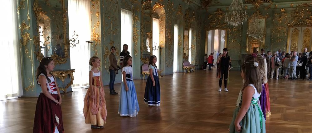 Gefilmt von begeisterten Touristen, werden höfische Tänze eingeübt.