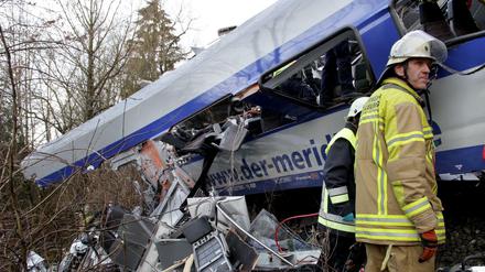 Schwer zugänglich. Rettungskräfte mussten Tote und Verletzte aus den völlig deformierten Waggons holen. Das dauerte Stunden.