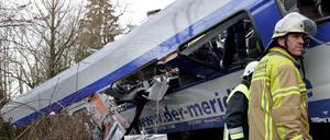 Schwer zugänglich. Rettungskräfte mussten Tote und Verletzte aus den völlig deformierten Waggons holen. Das dauerte Stunden.