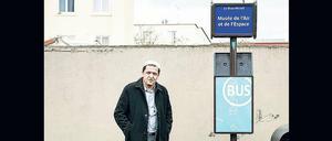 Passagier an einer Haltestelle der Buslinie 148, die durch die Pariser Périphérique führt.