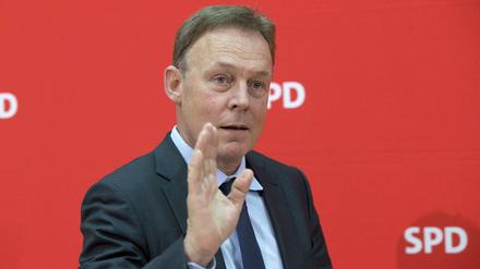 SPD-Fraktionschef Thomas Oppermann sieht in dem Entwurf seiner Partei ein „einfaches, transparentes und effektives Verfahren“ zur Auswahl von Einwanderern, mit denen dem Fachkräftemangel in Deutschland begegnet werden könnte. 
