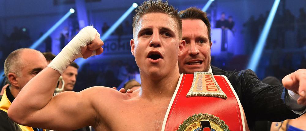 WBA-Weltmeister Tyron Zeuge jubelt nach dem Sieg gegen Giovanni de Carolis.