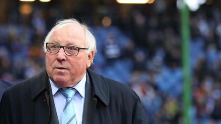 Hamburgs Fußball-Legende Uwe Seeler wird vor dem Spiel gegen Dortmund im Stadion geehrt.