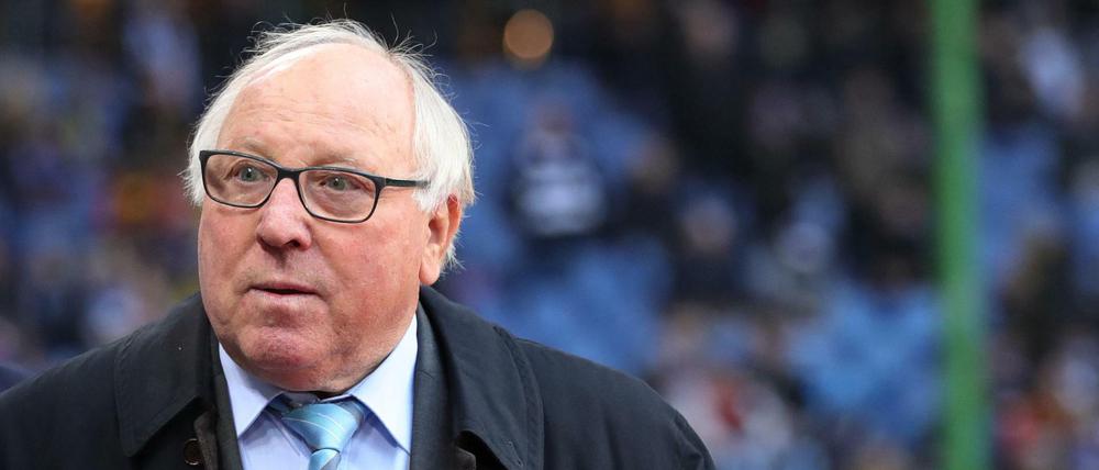Hamburgs Fußball-Legende Uwe Seeler wird vor dem Spiel gegen Dortmund im Stadion geehrt.