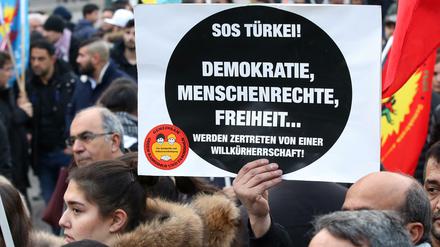 Auch auf den Straßen demonstrieren die Menschen. Wie hier am Rathaus in Hamburg vergangenes Wochenende.