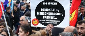 Auch auf den Straßen demonstrieren die Menschen. Wie hier am Rathaus in Hamburg vergangenes Wochenende.