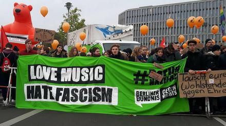 Gegendemonstranten bei der "Merkel muss weg"-Demo in Berlin.