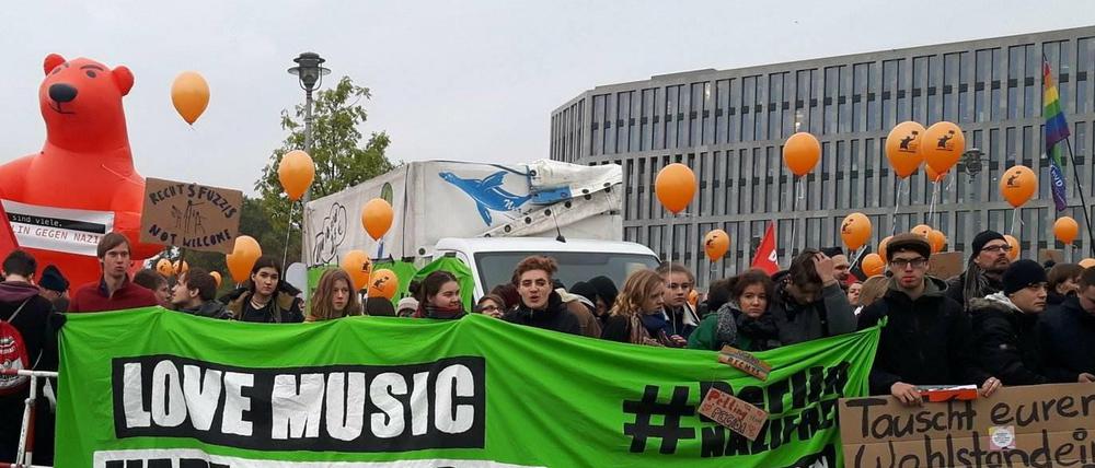 Gegendemonstranten bei der "Merkel muss weg"-Demo in Berlin.