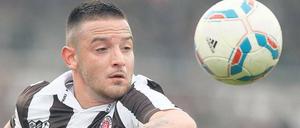 Überzeugungsspieler. Deniz Naki, hier im Trikot des FC St. Pauli, hat sich nie den Mund verbieten lassen. In der Türkei wird ihm nun „terroristische Propaganda“ vorgeworfen.