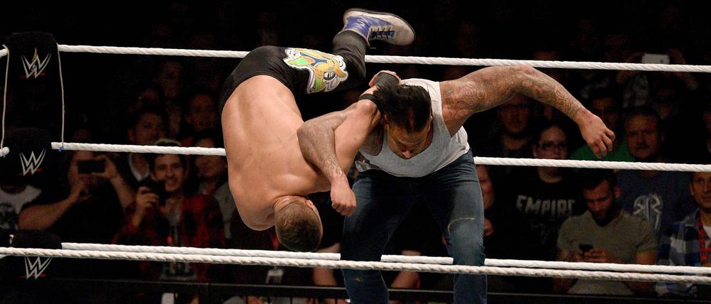 Sieht "echt" aus. So weit man so was beim Wrestling sagen kann.