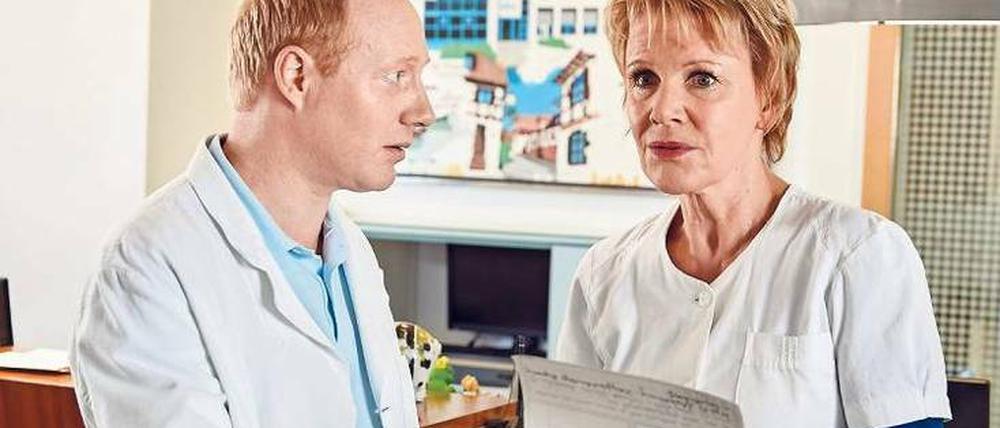 Vermintes Gelände. Schwiegersohn Basti Beermann (Simon Schwarz) und die schwer kranke Karin Glaser (Mariele Millowitsch). 