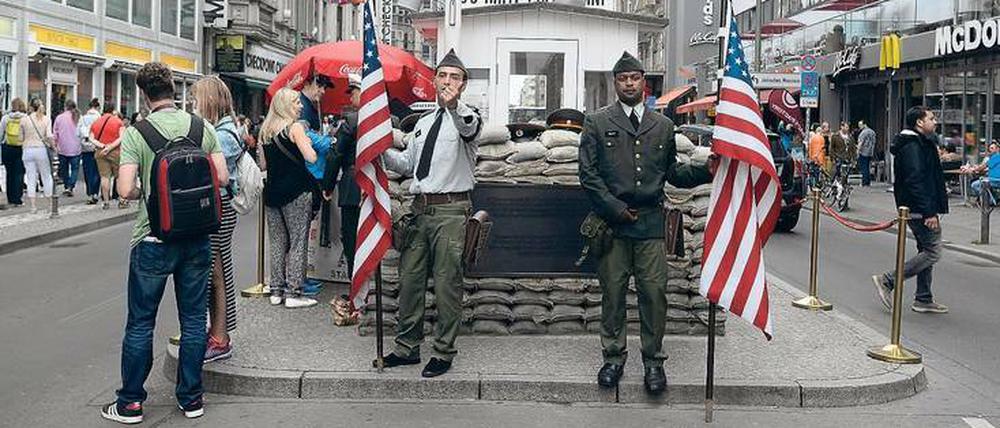 Überall in der Stadt finden sich Spuren der Verbindung Berlins mit den USA- So auch am einstigen Kontrollpunkt Checkpoint Charlie.